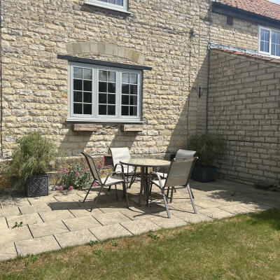 Hall-Cottage patio